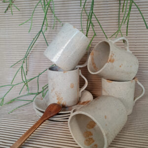 Juego de tazas y platos manchas