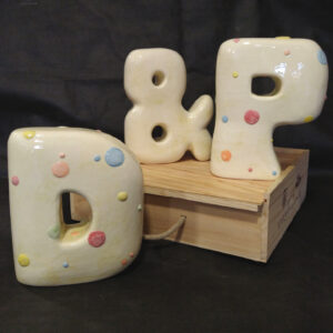 Letras cerámicas, D&P
